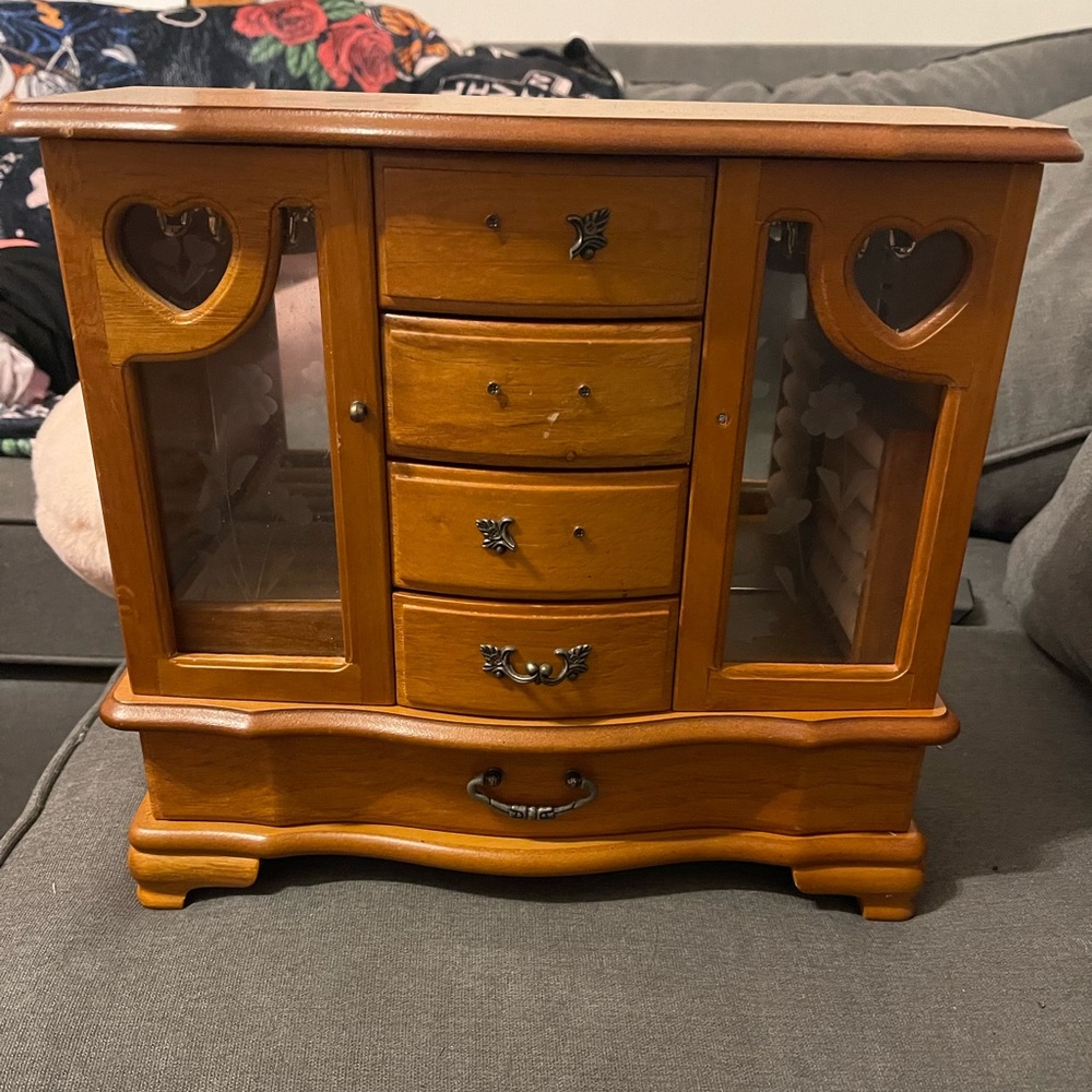 It’s a little old and used it’s still cute and holds the jewelry